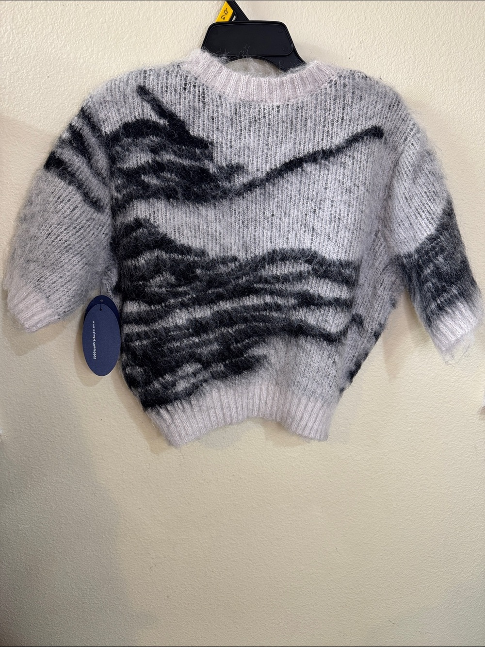 Scoop Short-Sleeve Fuzzy Crewneck Sweater in Light Gray & Black - Picture 4 of 4